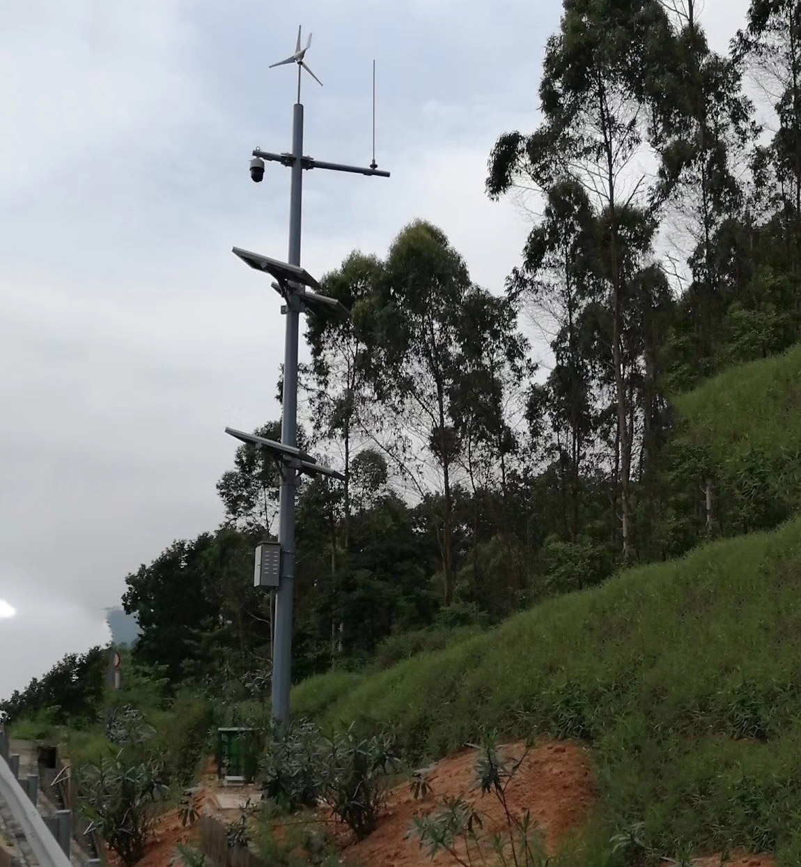 星空网页版助力甬莞高速揭西路段加装监控杆工程